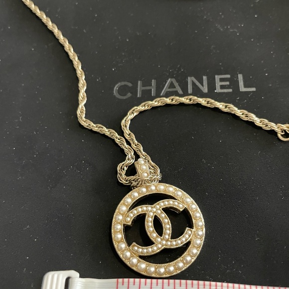 Chanel Gold Pearl Round Pendant Necklace - Picture 8 of 13